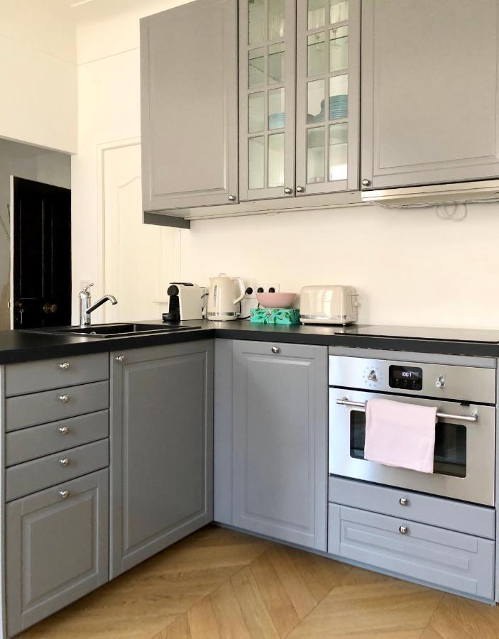 Charming And Modernly Designed 2 Bedroom - Old Town Antibes Kültér fotó